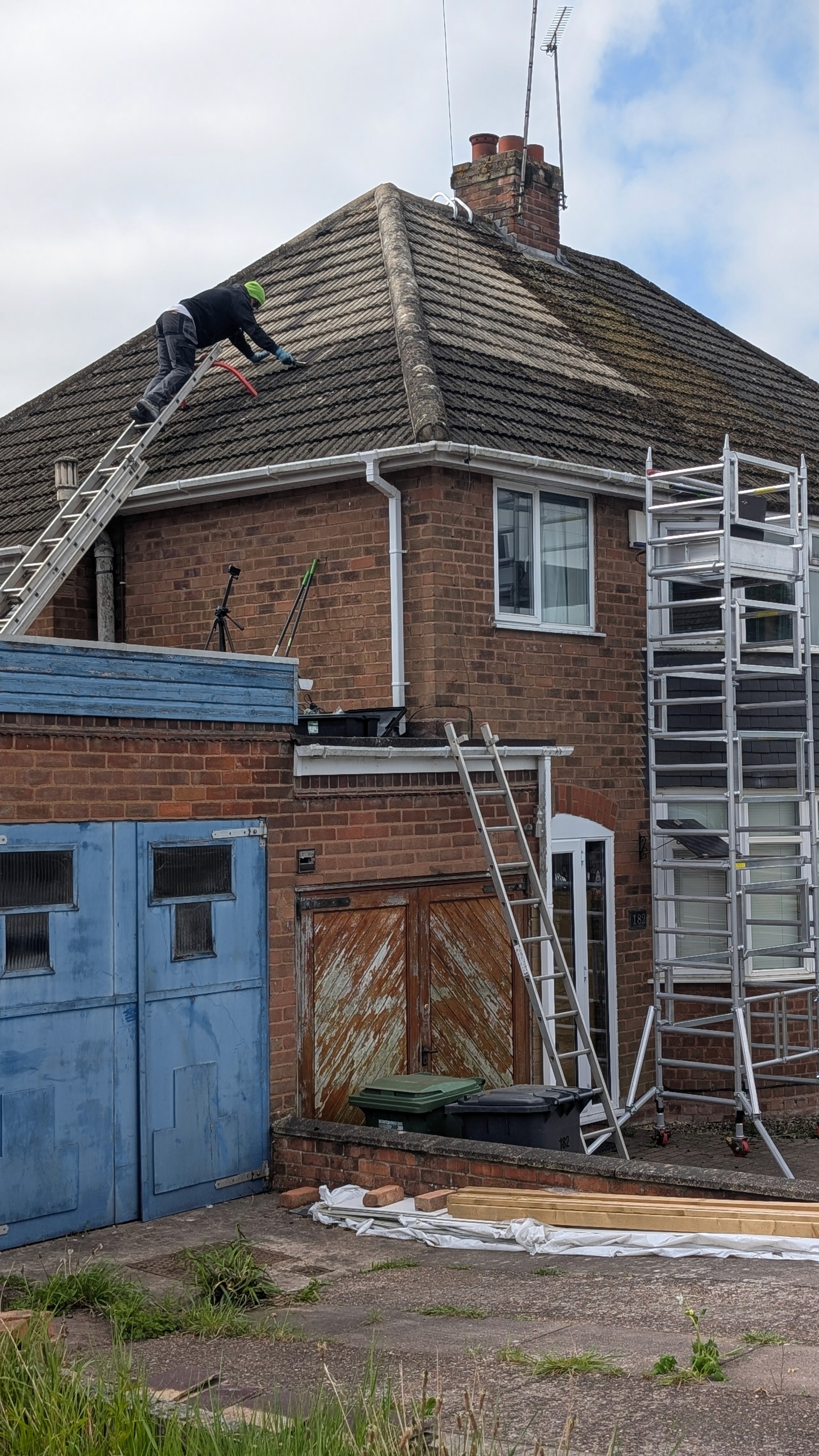 Roof cleaning service